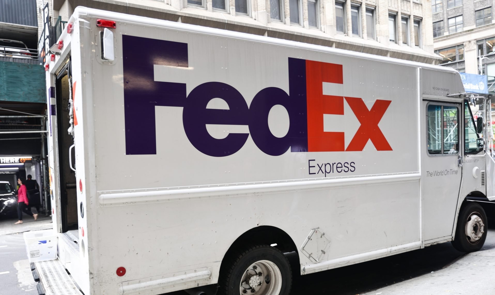 Фото: Шок! Водитель FedEx украл породистого бульдога, чтобы отомстить хозяйке за отказ в сексе с собаками! 😱 - Фото 1