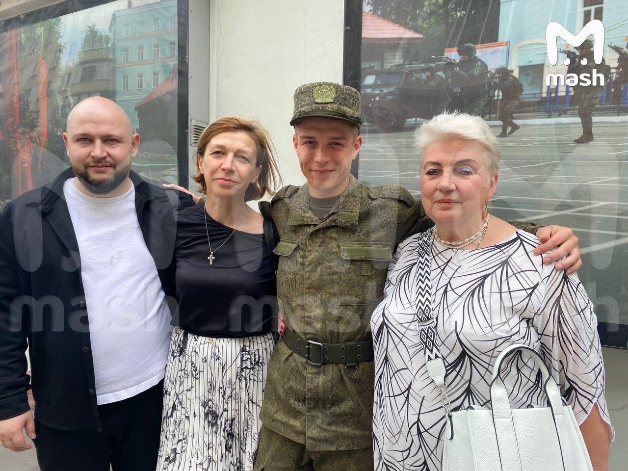 Фото: Шок! Звезда "Вампиров средней полосы" растолстел в армии на 8 кг! 😱 - Фото 2