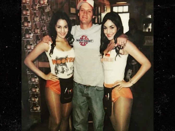 Фото: Шок! Звезды WWE топлесс разносили крылышки в Hooters! 🍗👙 - Фото 2