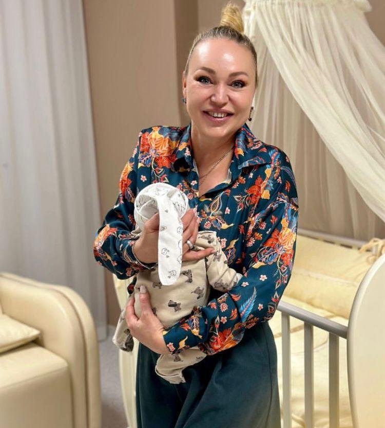 Фото: Шокирующие новости! Алла Довлатова стала бабушкой внука!  😂 - Фото 2