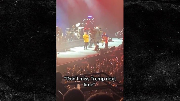 Фото: Скандал!🎸 Кайла Гэсса выгнали из агентства за шутку про Трампа!😨 - Фото 2