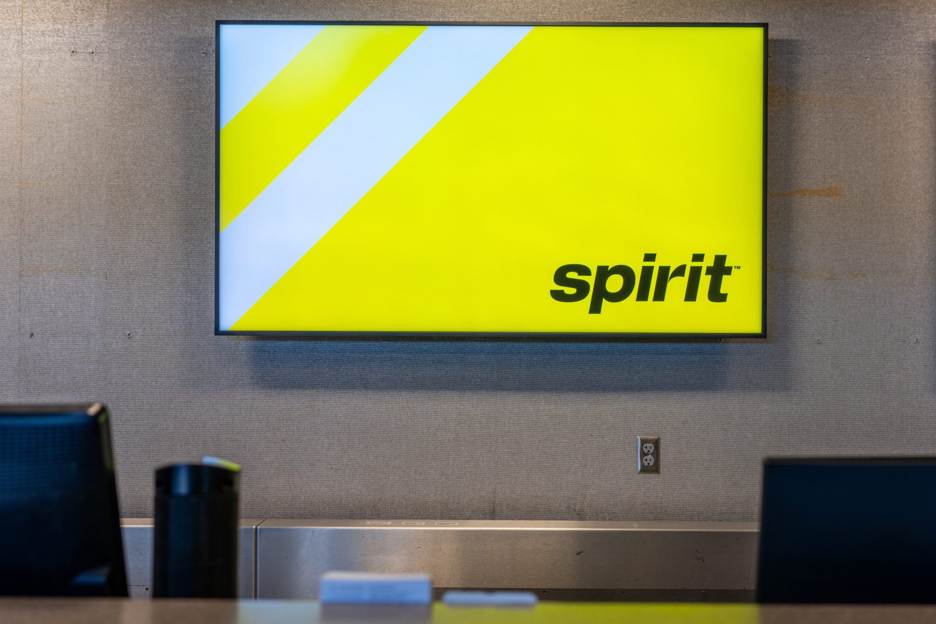 Фото: Скандал в аэропорту: Сотрудники Spirit Airlines избили пассажира! 😱 - Фото 1