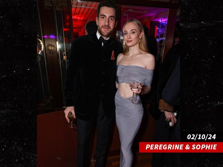 Фото: Софи Тернер ищет утешение в объятиях... коктейля! 🍸   - Фото 5