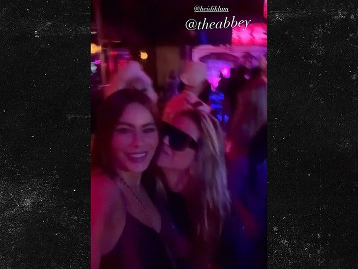 Фото: София Вергара и Хайди Клум устроили ЖАРИШКУ в гей-клубе! 🍹💃 - Фото 2
