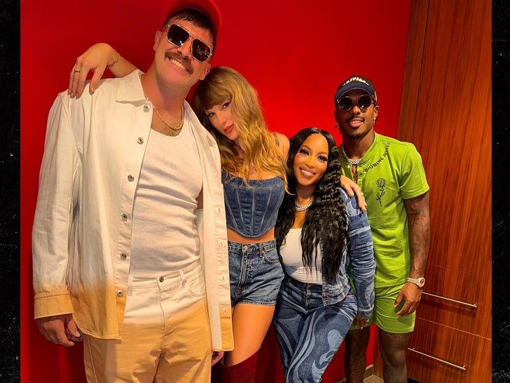Фото: Taylor Swift целует в щечку Travis Kelce! 🤯😱 - Фото 2