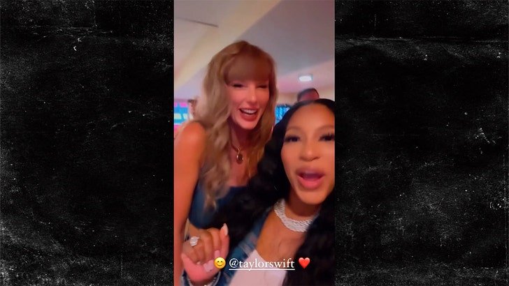 Фото: Taylor Swift целует в щечку Travis Kelce! 🤯😱 - Фото 4