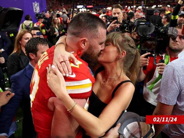 Фото: Трэвис Келси променял Тейлор Свифт на Суперкубок! 🏈💔 - Фото 3