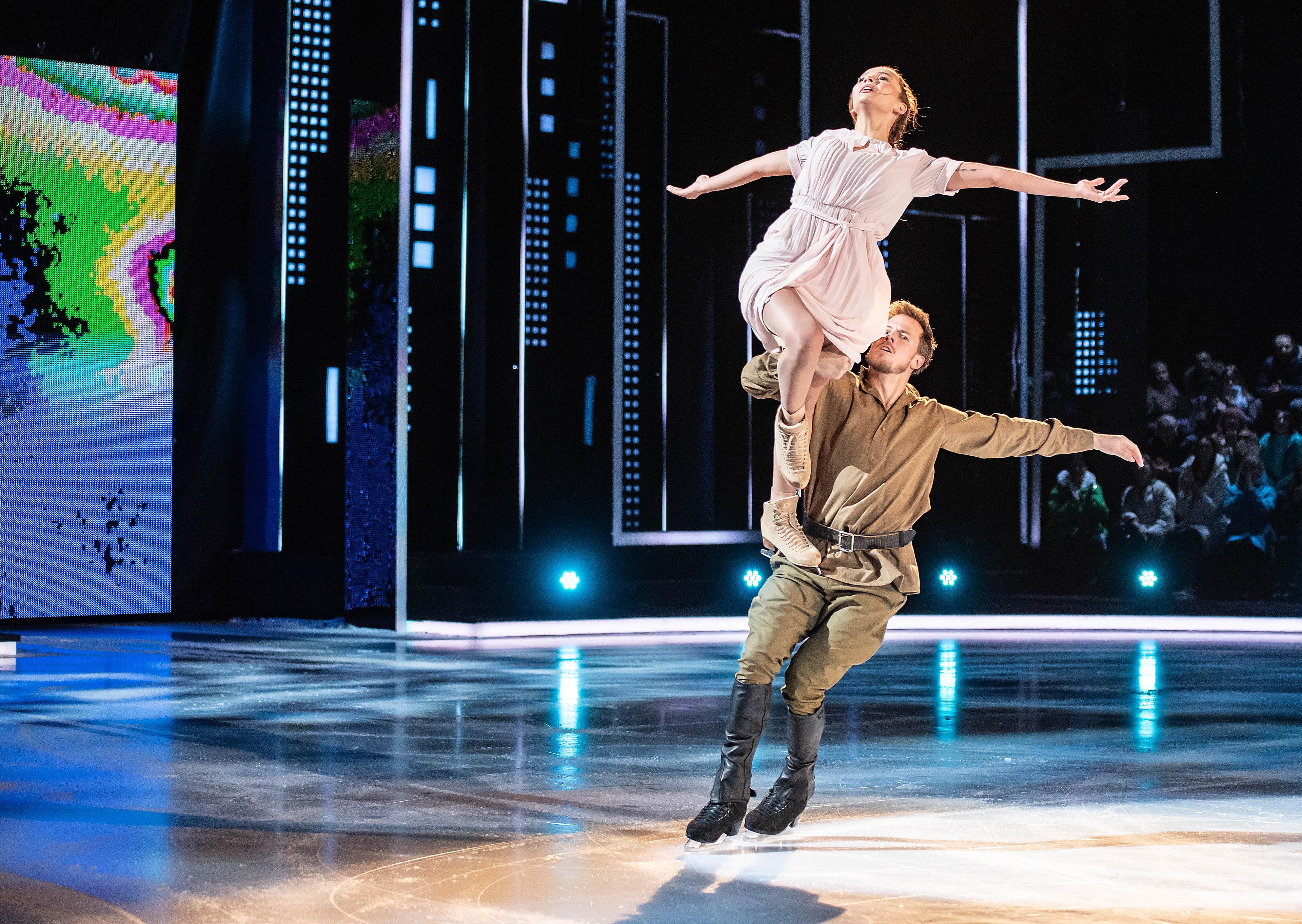 Фото: Валя Карнавал: «Никита научил меня заново ходить!» ⛸️😳 - Фото 2
