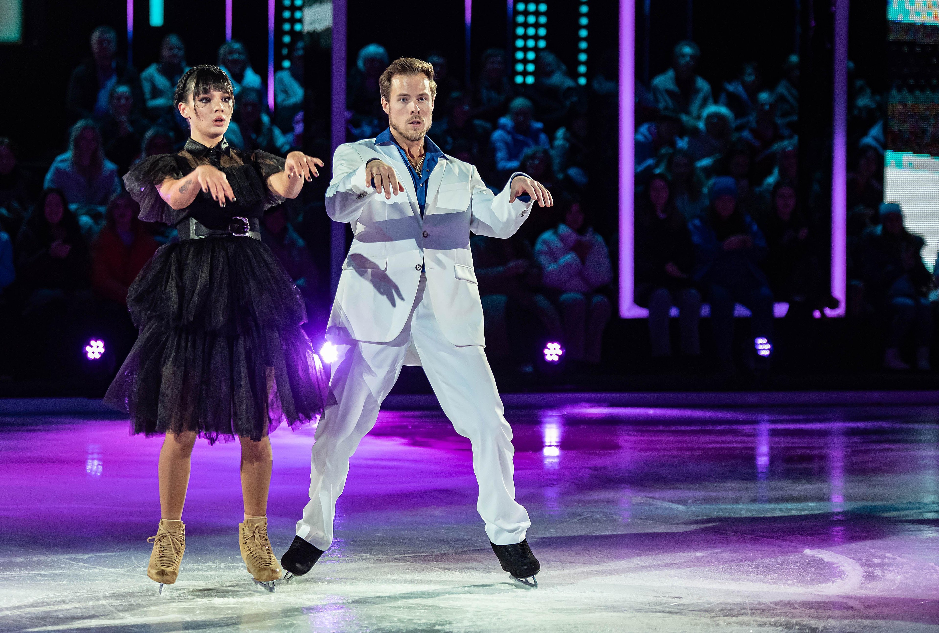 Фото: Валя Карнавал: «Никита научил меня заново ходить!» ⛸️😳 - Фото 3