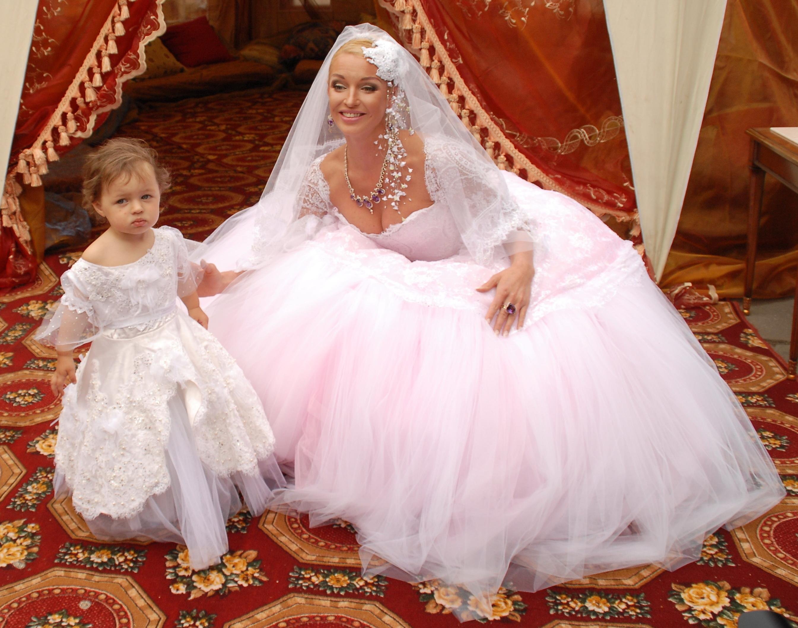 Фото: Волочкова в шоке! 😱 Родители жениха сбежали со свадьбы дочери! - Фото 3