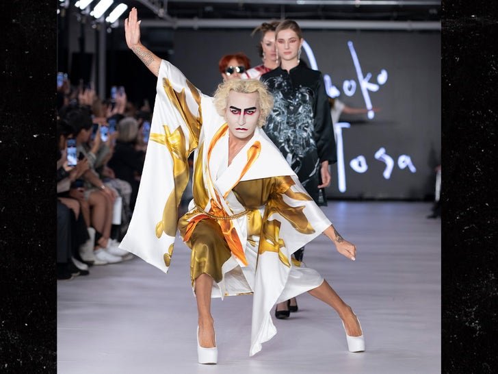 Фото: WTF, это мода?! 😱 NYFW 2024: корсеты на мужских гениталиях, модели-клоуны и другие безумства! - Фото 3