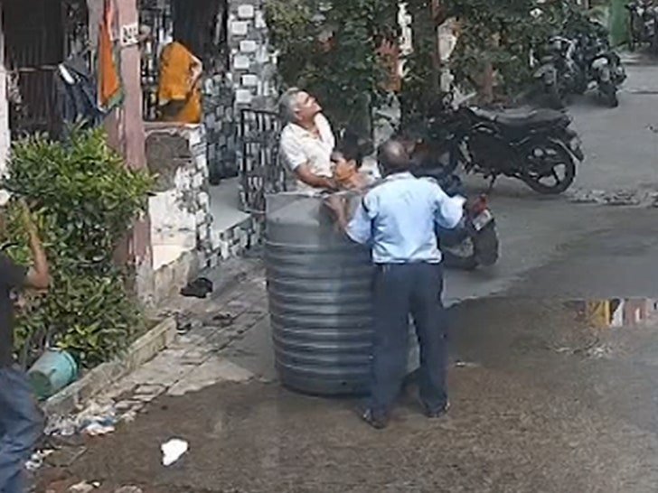 Фото: Женщина чудом выжила, когда на неё упал водонапорный бак! 🤯 - Фото 4