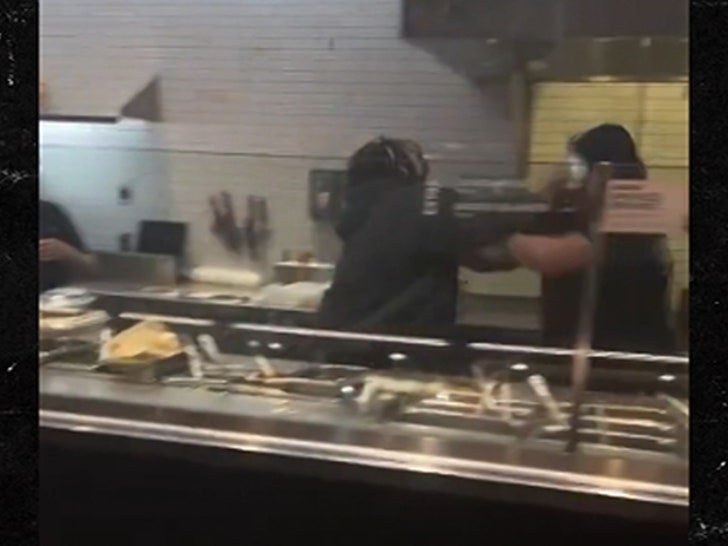 Фото: Жесть! 🤬 Клиентка Chipotle запустила буррито в лицо сотруднику! - Фото 3