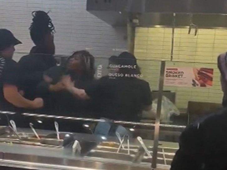 Фото: Жесть! 🤬 Клиентка Chipotle запустила буррито в лицо сотруднику! - Фото 4