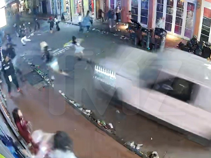 Фото: ЖЕСТЬ! 😱 Момент наезда на людей в Новом Орлеане попал на видео! - Фото 2