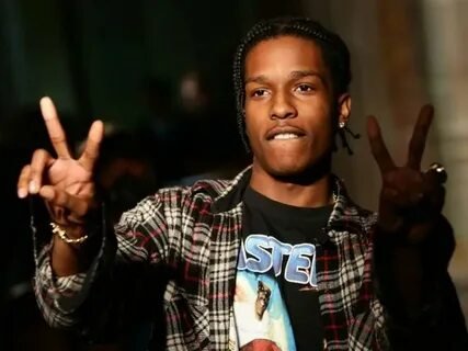 Фото: Ой, всё! Рианна сорвала парик с фанатки! 😂 Шляпный конфуз на показе A$AP Rocky! - Фото 3