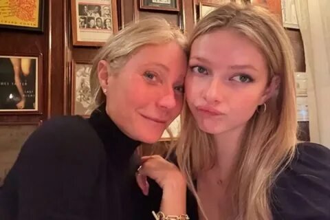 Фото: Гвинет Пэлтроу похвасталась шикарным летом в бикини 👙: Горы, самолеты и Ри́з! ✈️ - Фото 8