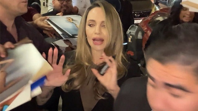 Анжелина Джоли едва не задохнулась в толпе фанатов! 😱