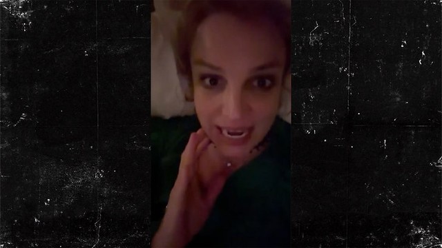 Бритни Спирс чуть не спалила лицо, разжигая камин!🔥😱
