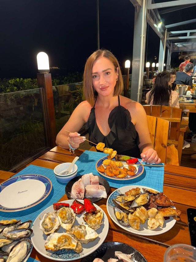 Бузова сбежала в Китай от надоедливых фанатов! 😱