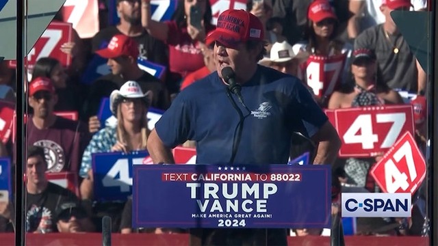 Деннис Куэйд на митинге Трампа в Кочелле: "Пора выбрать сторону!" 🇺🇸💥