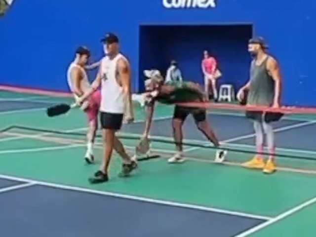 Игрок в пиклбол пнул соперника в лицо после проигрыша! 😱