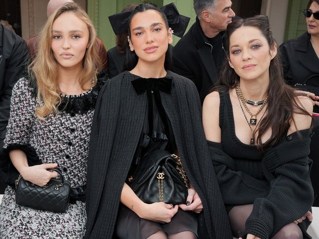 Кайли Дженнер показала стальной пресс на показе Chanel! 😲
