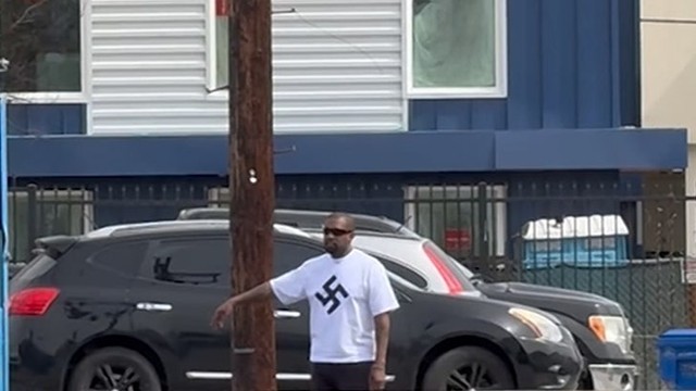 Канье Уэст вышел на публику в футболке со свастикой! 卍