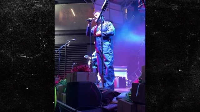 Келсе спел рождественскую песню и хочет побить Мэрайю Кэри! 🎤🎄💣