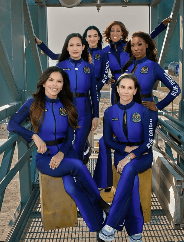 Кэти Перри и невеста Безоса в космосе: вечеринка для избранных! 🚀✨
