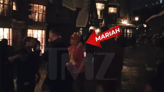 Марайя Кэри в костюме «Чип и Дейл» на Хеллоуинском фестивале! 👻🎃