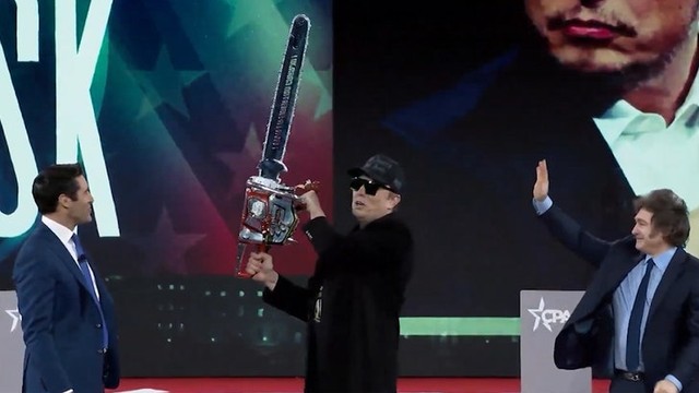 Маск с бензопилой на CPAC: Кромсаем бюрократию под корень! 🪚