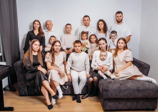 Мать-героиня из Питера родила 13 детей и уже внуков нянчит! 😲