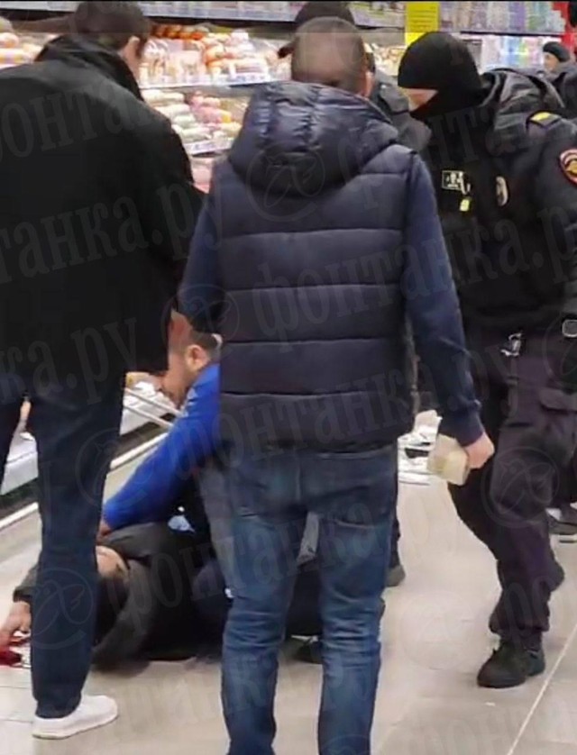 Нож в груди! Неадекватный псих устроил бойню в "Окей"