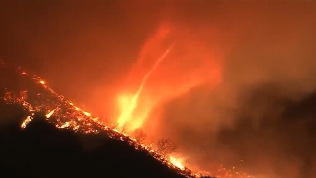Огненный Апокалипсис в Лос-Анджелесе! 🔥 Торнадо из Пламени! 🌪️