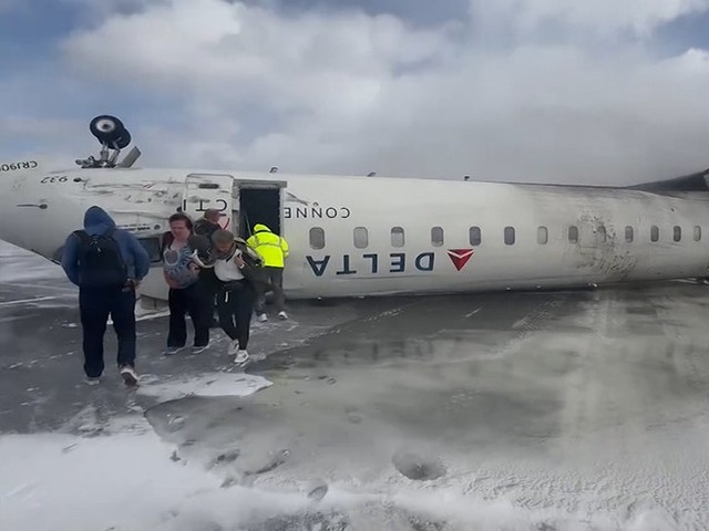 Перевернутый кошмар: Самолет Delta Airlines рухнул в Торонто! 😱