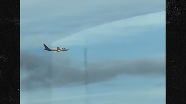 Птичка долеталась! 🐦 Самолет FedEx вспыхнул в небе как спичка! 🔥