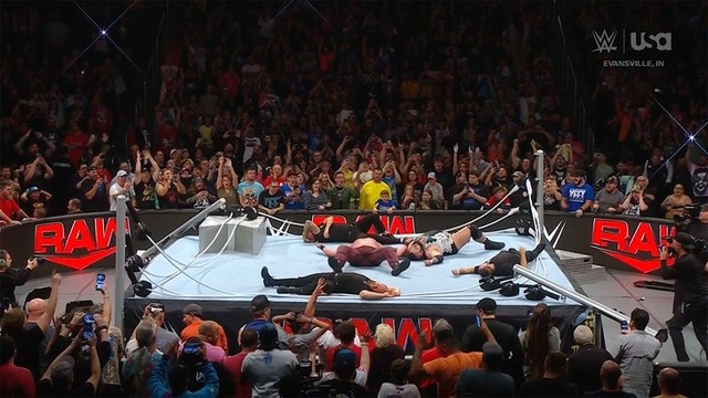 Ринг WWE рухнул! Гиганты WWE разломали всё!