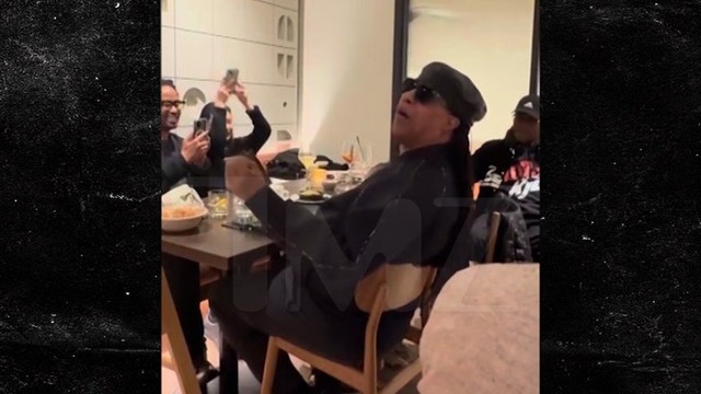 Стиви Уандер сорвал джекпот, спев «Happy Birthday» в ресторане! 🎤🎂