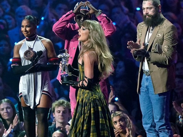 Тейлор Свифт посвятила награду VMA своему парню! 😱😍