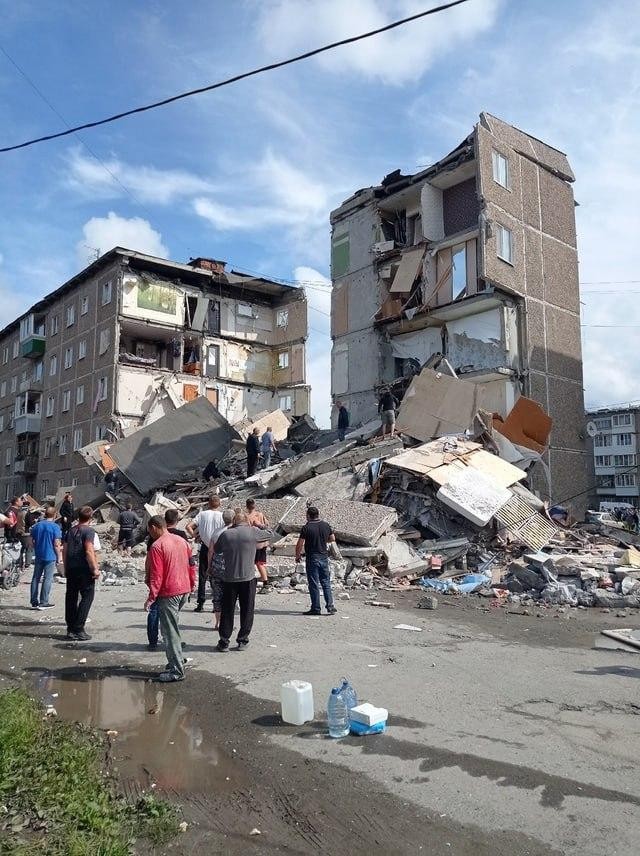 Трагедия в Нижнем Тагиле: Подъезд рухнул после взрыва, под завалами дети!😱