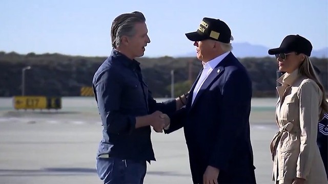 Трамп и Ньюсом: рукопожатие на фоне пожарищ! 🔥