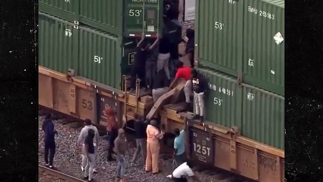 В Чикаго воры напали на товарный поезд посреди бела дня! 🚂