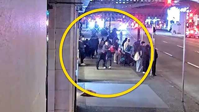 В Ванкувере парень получил "подлянку" от нападавшего, видео! 😱