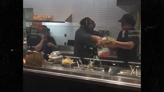 Жесть! 🤬 Клиентка Chipotle запустила буррито в лицо сотруднику!