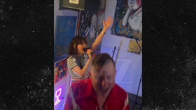 Зои Дешанель зажгла на караоке с коллегами по фильму! 🎤🔥