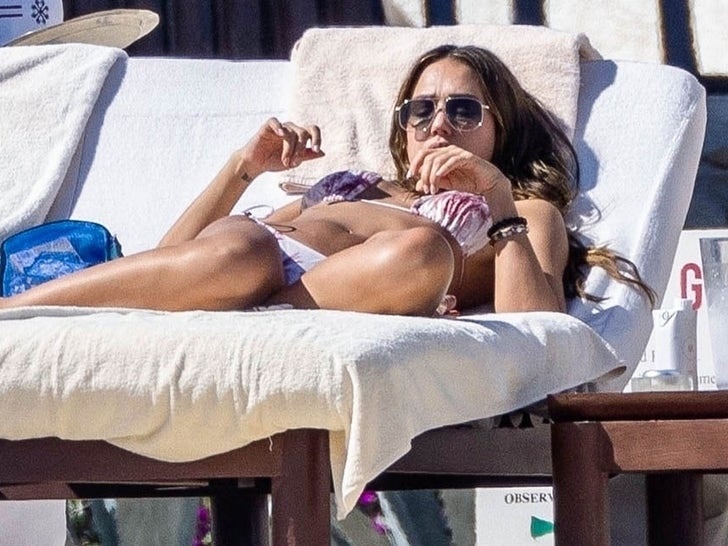 Джессика Альба сбежала в Мексику после развода! 🏖️💃 - Фото 3 из 5