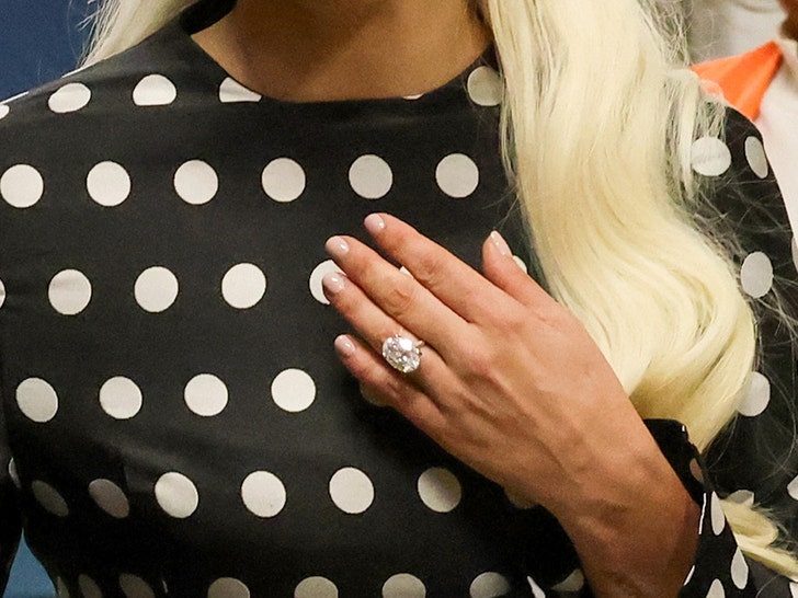 Гага засветила помолвочный перстень на Венецианском фестивале! 💍💋 - Фото 3 из 5